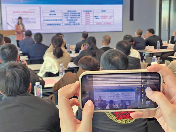 1月2日,“百团千企出海拓市场增订单”行动启动。蒋文广 摄